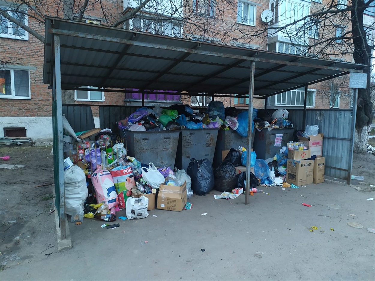 У соцмережах калинівчани часто скаржились на заповнені сміттєві майданчики