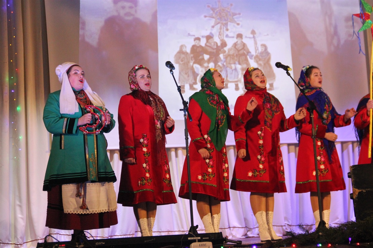 Ірина Прядун у складі ансамблю "Оксамит" на фестивалі в Корделівці