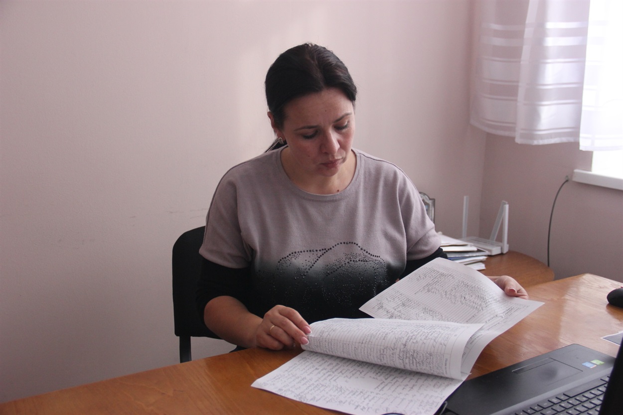 Ольга Яремчук зі списком мешканців Дружелюбівки, які виступають проти скорочення ВПЗ у їхньому селі