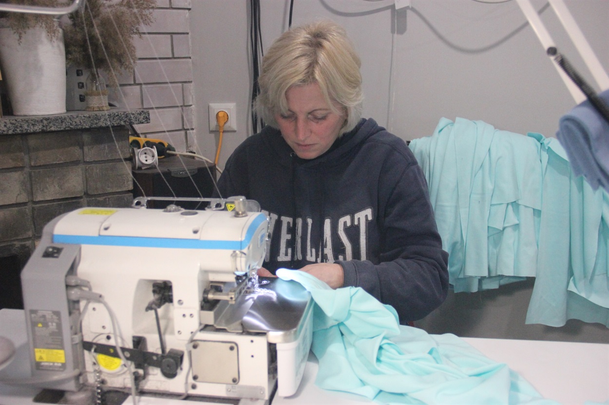 Саме тут шиють футболки для українських воїнів.