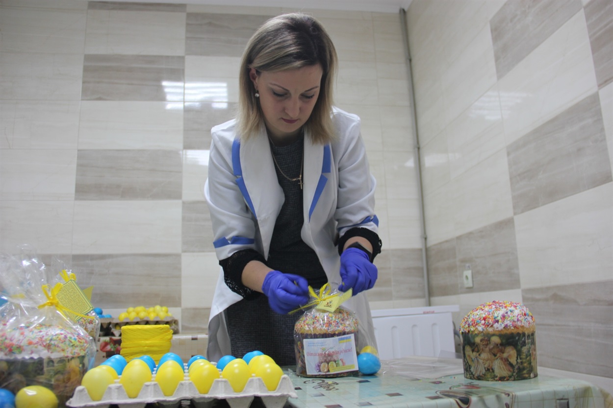 Людмила Гунько створює пакунок, який оберігає частинка Святого Письма