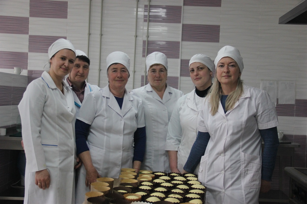 Працівниці ліцею №1 приготували понад 500 великодніх подарунків для захисників
