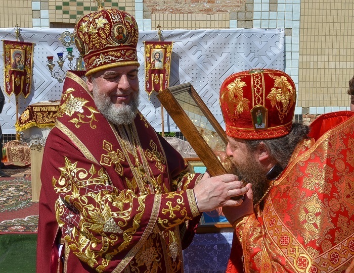 Митрополит Симеон привітав протоієрея Георгія Дончака(праворуч) з днем народження