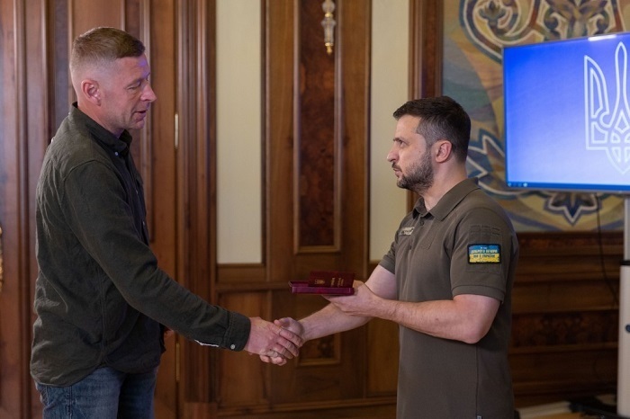 Президент Володимир Зеленський (праворуч) вручає нагороду Андрієві Дубчаку