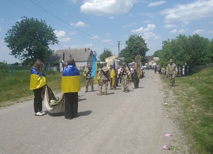 Земляки встеляють квітами останній земний шлях воїна