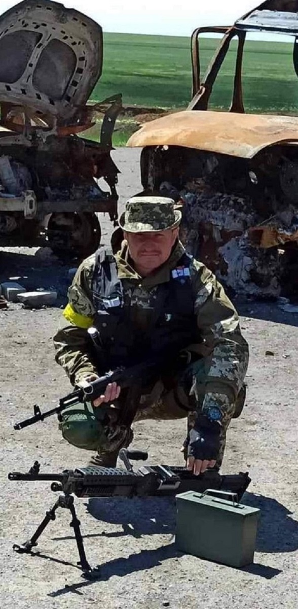 Сергій Кіт на тлі розбитої техніки загарбників