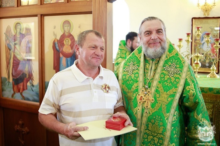 Митрополит Симеон (праворуч) вручив орден Вікторові Харченку