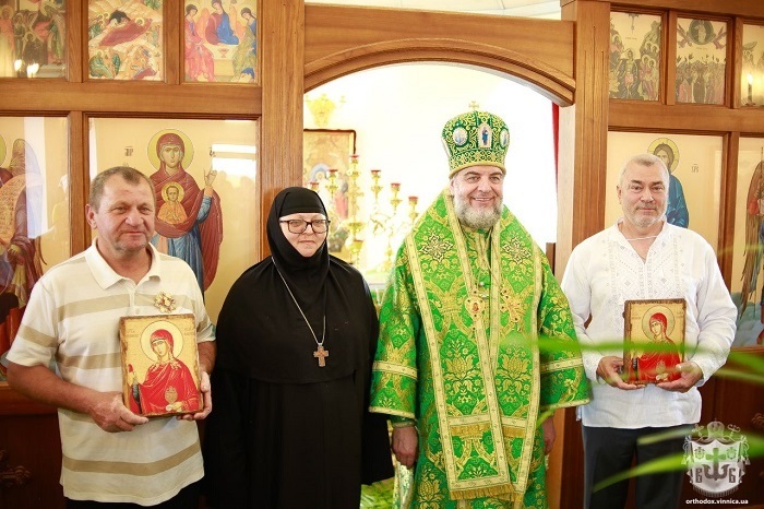 Віктор Харченко, ігуменя Єликоніда, митрополит Симеон, Віктор Попельнюк (зліва праворуч) 