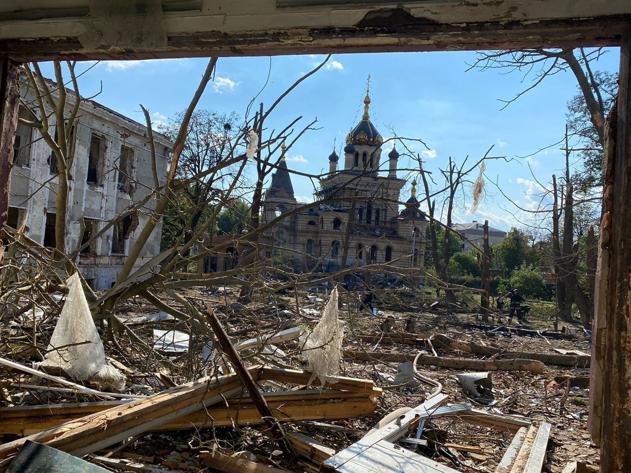 Вид на храм із вікна розтрощеного "Будинку офіцерів"