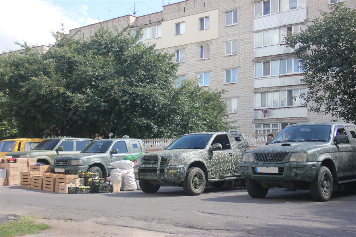 Чотири із шести автомобілів вже доправили на передову