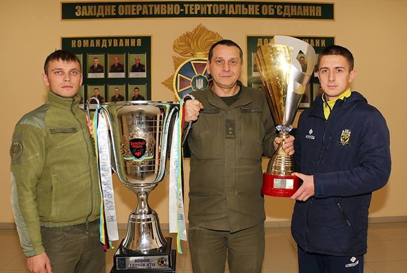 Капітан "Ягуару" Денис Пухнаревич (праворуч) з Кубком Героїв АТО у 2018 році