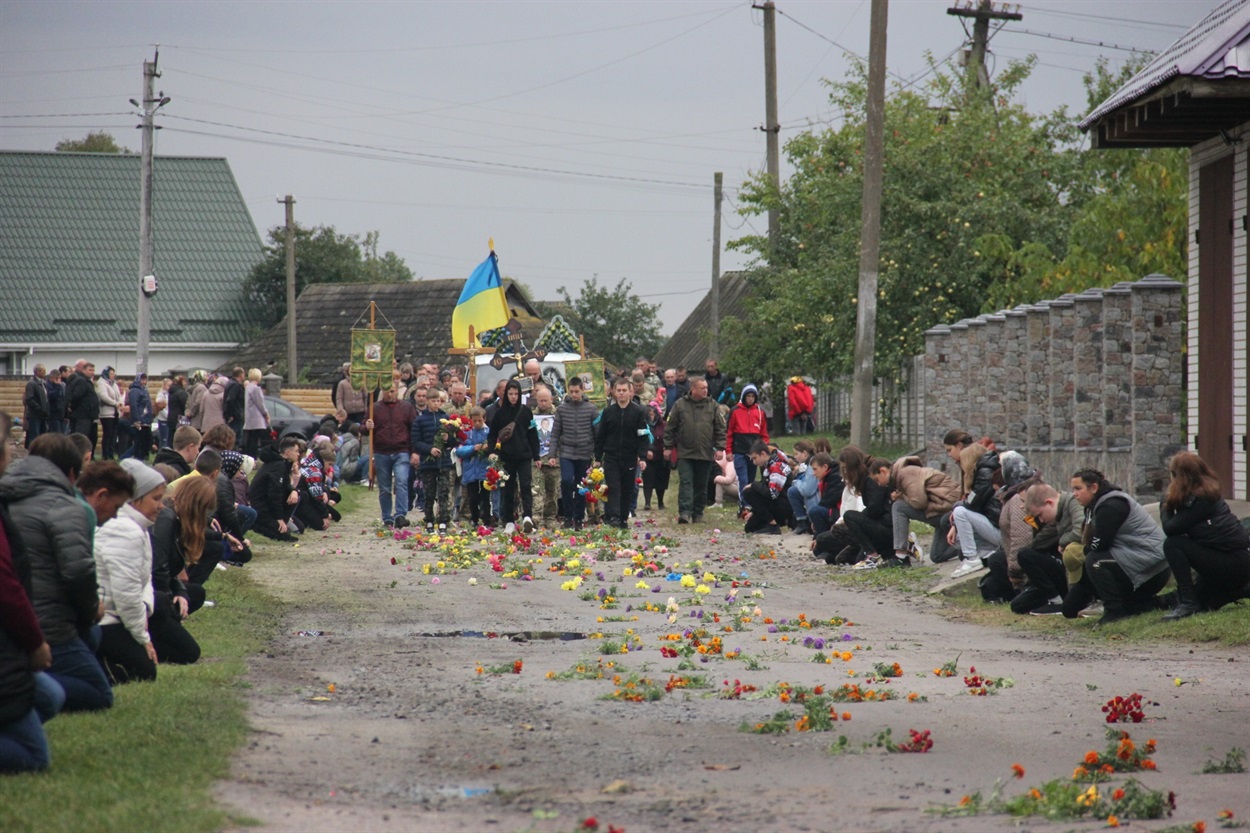 Павлівчани навколішках провели свого героя