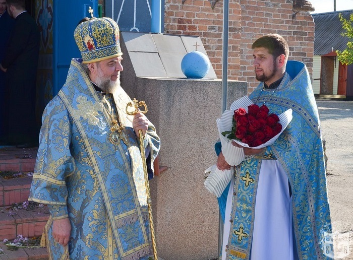 Митрополит Симеон (ліворуч) та ієрей Юрій Волощук