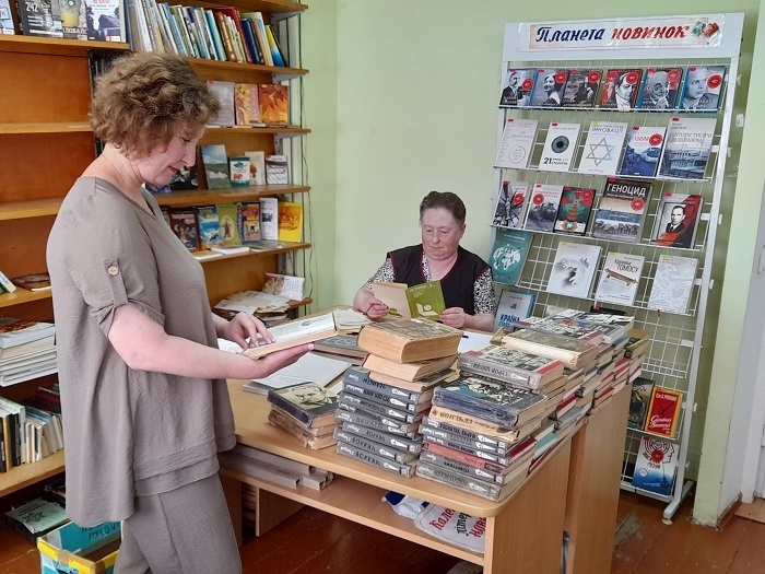 Олена Костюченко (ліворуч) та Оксана Інгулська готують до списання російські видання