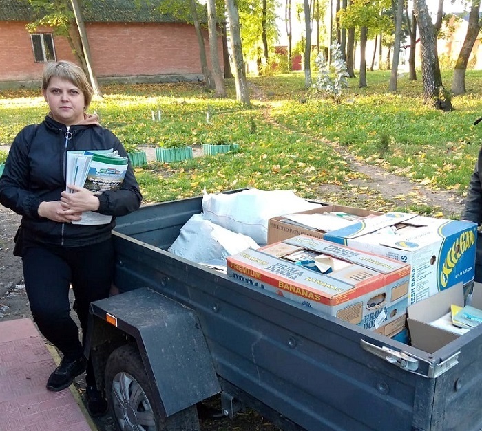 Бібліотекарка з Черепашинець Вікторія Баюк приготувала російські книжки до здачі на макулатуру