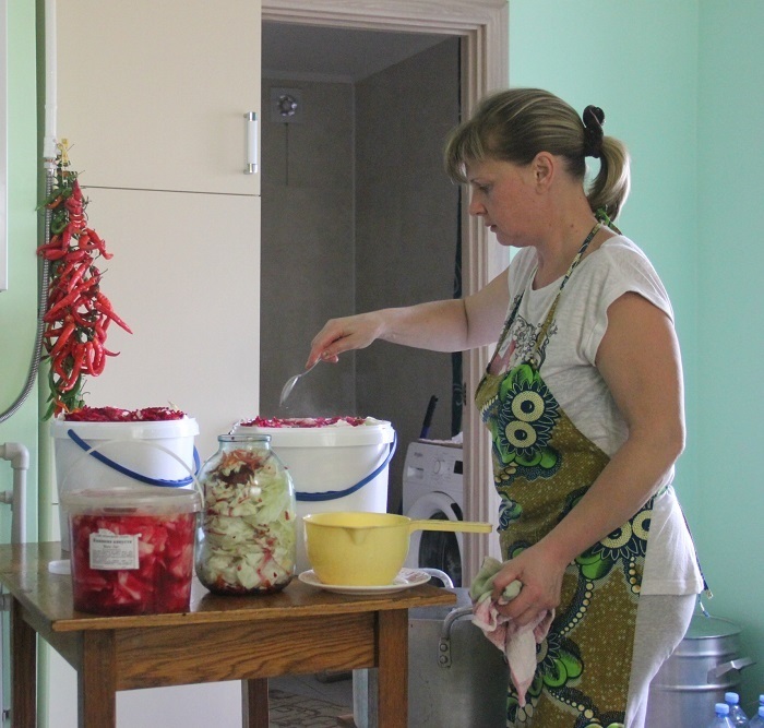 Салат готували на кухні в будинку Наталії Олійничук