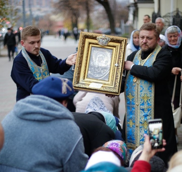 Ікону несуть священики Назарій (ліворуч) та Віталій Трачі, теперішній та попередній настоятель церкви у Мирному.