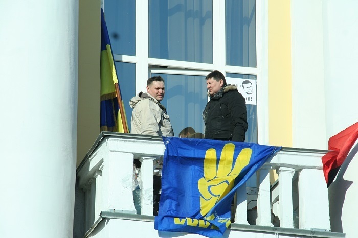 Костянтин Васюк(ліворуч) на балконі  залу засідань Вінницької обласної ради під час Революції гідності (2014р.)