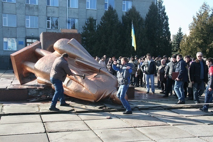 Ідоли падуть: пам'тник леніну у Калинівці повалили (2014р.)