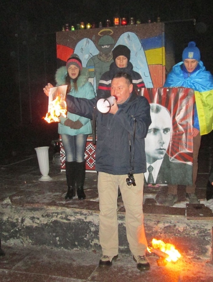 Костянтин Васюк під час акції у Калинівці у день народження Степана Бандери (1.01.2015р.)
