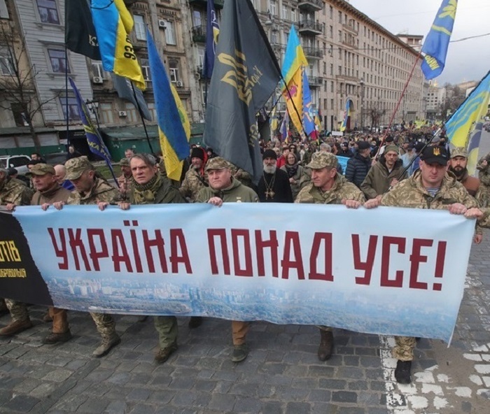 "Україна понад усе" для нього було не просто гаслом, а стилем життя.  Костянтин Васюк на марші на честь українських героїв.