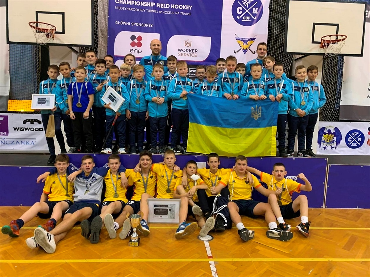 КАлинівські хокеїсти - переможці та призери міжнародного турніру.