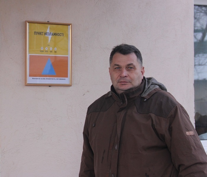 Заступник Іванівського сільського голови Ігор Лановий біля входу у пункт незламності.