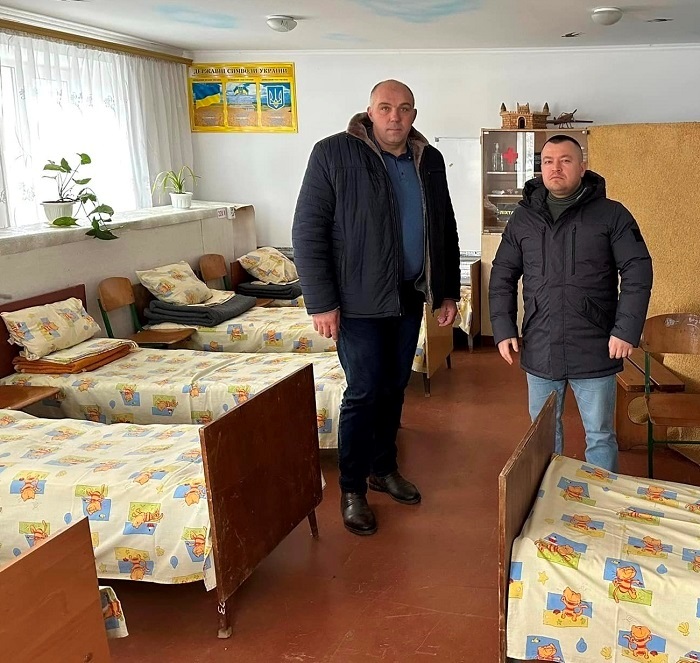 Іваніський сільський головаМихайло Кулик (ліворуч) та голова Хмільницької РДА Богдан Кузнєц у приміщенні пункту незламності.