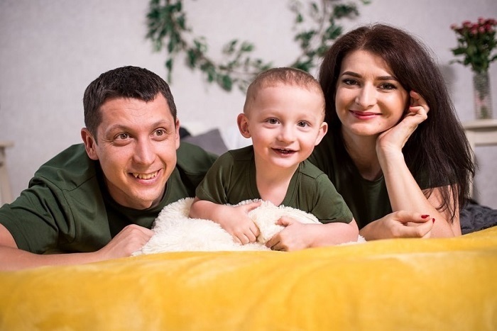 росія зруйнуала ще одну щасливу сім'ю. Андрій Чабан (ліворуч) з дружиною та сином.