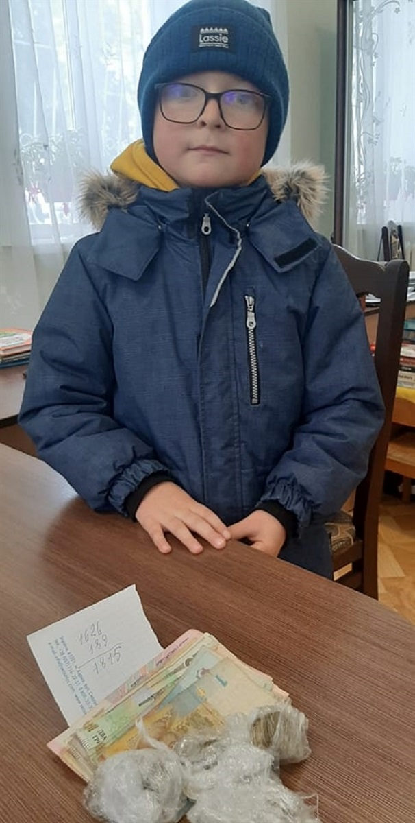 Зібрані кошти Владик  передав на потреби військових