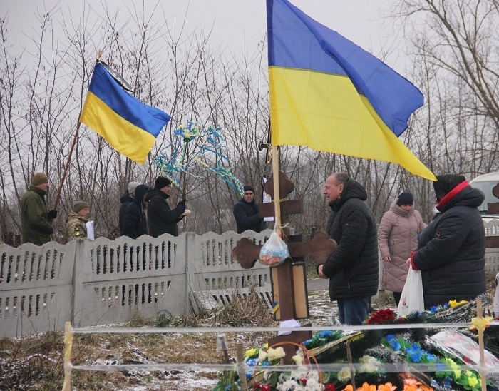 Батько Андрія Чабана плаче, зустрічаючи похоронну процесію Андрія Пилипчука