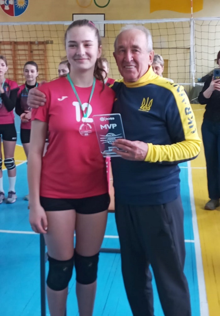 Приз найкращої гравчині чемпіонату Олександрі Ковальчук вручає президент федерації волейболу Вінницької області Микола Чумак
