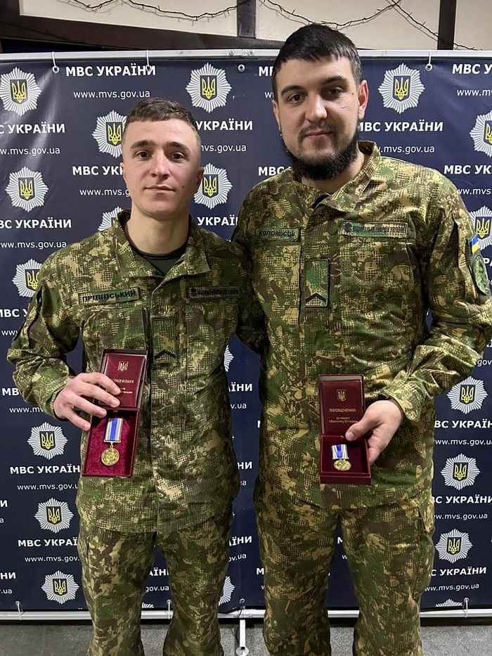 Микола Пріліпський та Сергій Коломієць (праворуч) після отримання нагород
