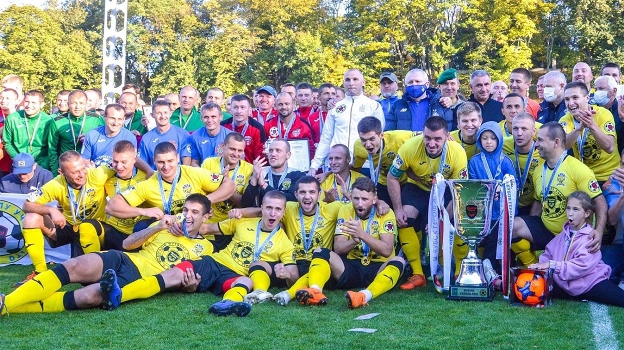 Команда Ягуар (у жовтих футболках) після виграшу Кубка Героїв АТО