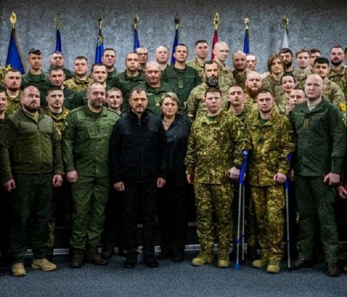 Денис Пухнаревич (у першому ряді четвертий правору) після нагородження