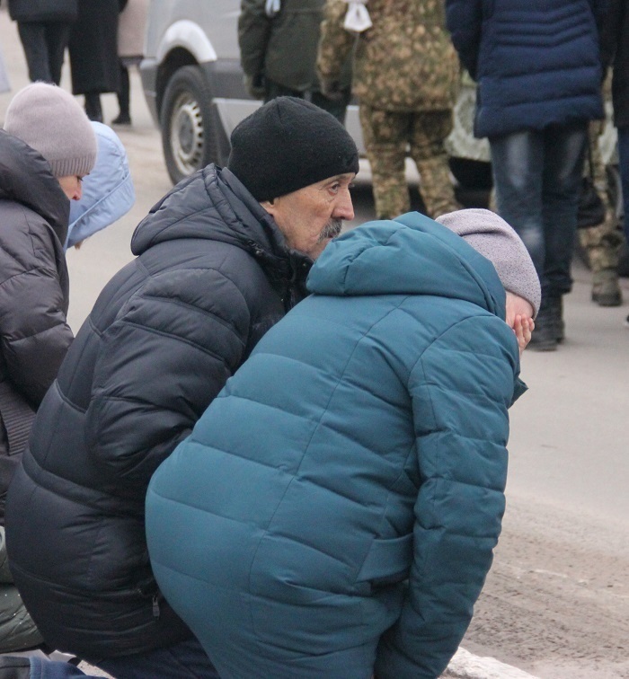 Шану загиблому воїнові віддають батьки Сергія Багулова, також офіцера НГУ, який загинув у жовтні 2022 року.