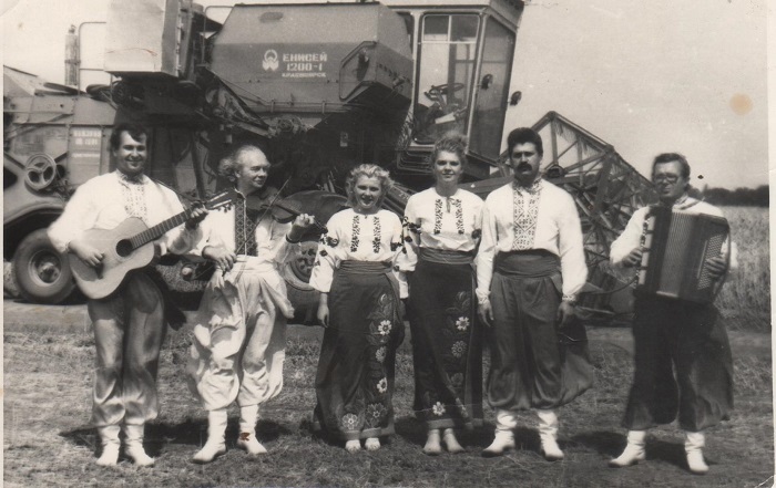 Квартет "Народні візерунки" у складі Сергія Соболя(крайній ліворуч), Григорія Патрака (другий ліворуч), Анатолія Омельчука (другий праворуч) та Олександра Семенюка(крайній праворуч)
