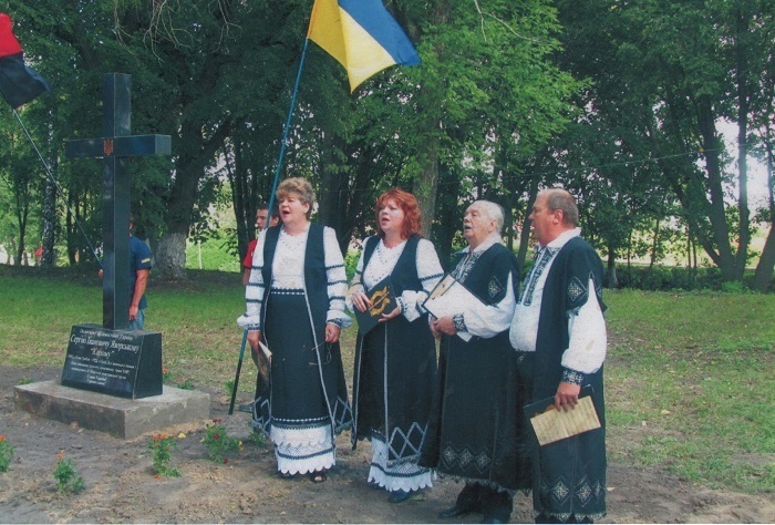 Сімейний квартет "Соната" виступає на урочистостях з нагоди відкриття пам'ятного знака на честь повстанського отамана Сергія Яворського у Новій Греблі Калинівського району