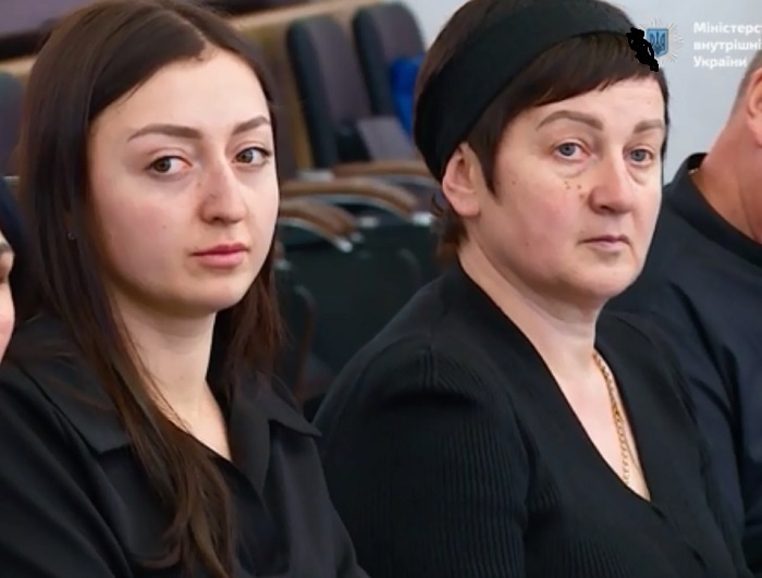 Дружина Андрія Бондаря (ліворуч) та мама Михайла Богачука під час церемонії нагородження