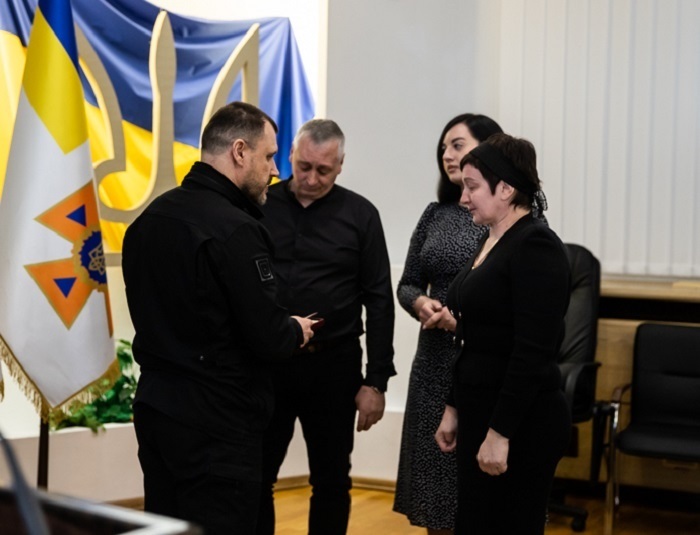 Родина Богачуків отримує нагороду за полеглого сина і брата