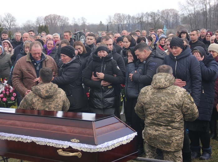 Військові на колінах перед батьками загиблого воїна