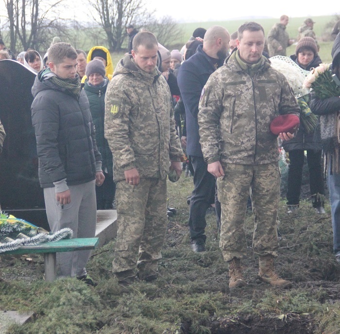 Десантники віддають шану загиблому воїнові