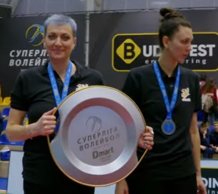 Юлія Якушева(ліворуч) з призом за друге місце команди у чемпіонаті України