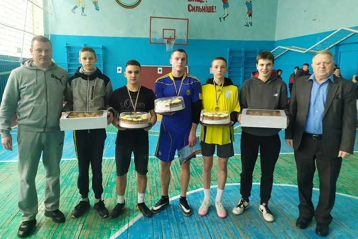 Викладачі училища Сергій Гетьман (крайній ліворуч) та Василь Хом'як з капітанами команд