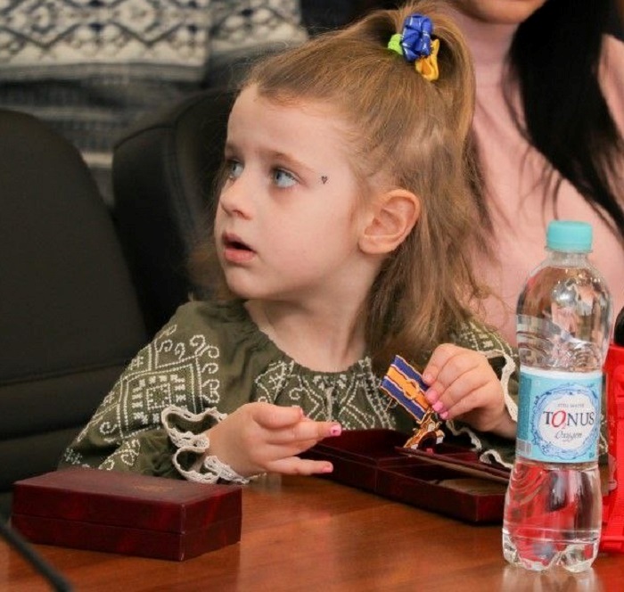 Донька Ігоря Селідбовського з нагородою тата