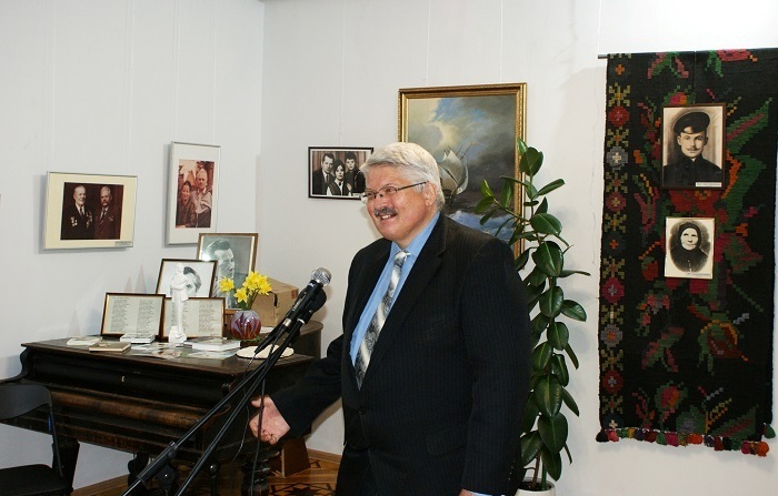 Ярослав Чорногуз, син відомого  письменника, на відкритті виставки
