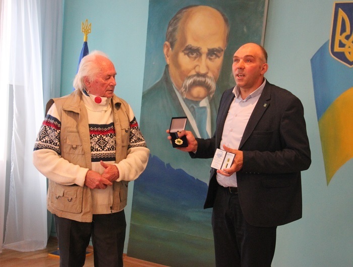 Іванівський сільський голова Михайло Кулик (праворуч) вручає Олегові Чорногузу нагрудного знака Почесного мешканця Іванівської громади