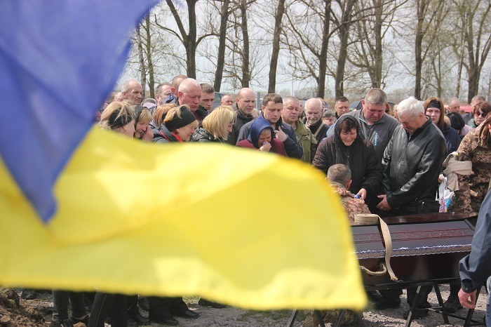 Військовий передає прапора батькам загиблого