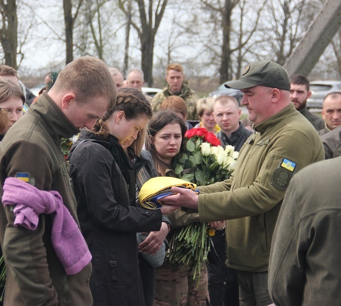 Прапор, яким була покрита труна з тілом Івана Павлюка, передали його дружині Катерині