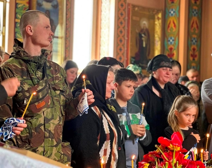 Священники  відспівали тіло воїна у місцевій церкві